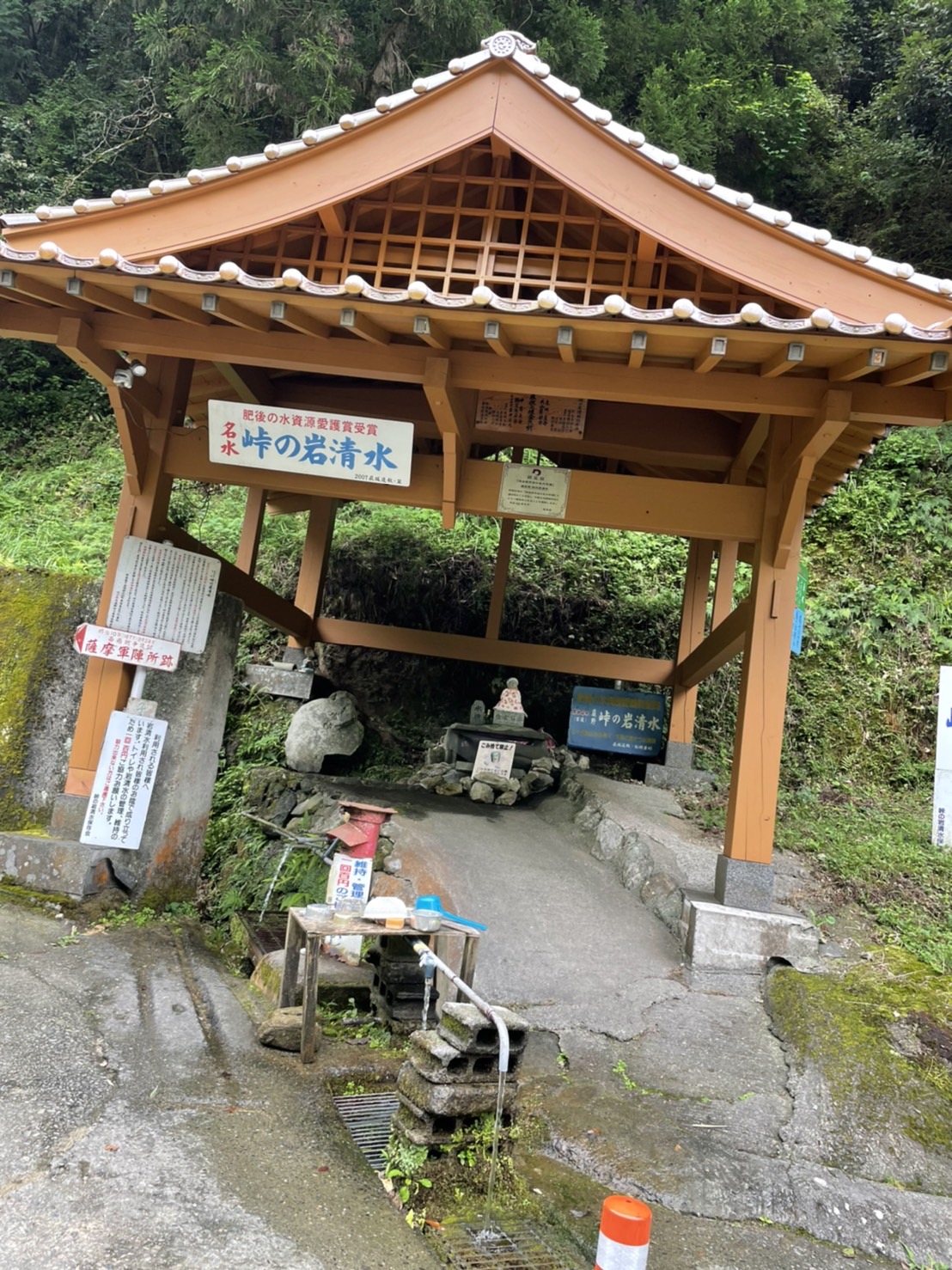 秘境の岩清水 楽天市場】岩深水（いわしみず） 2L（6本入り）×2箱セット送料